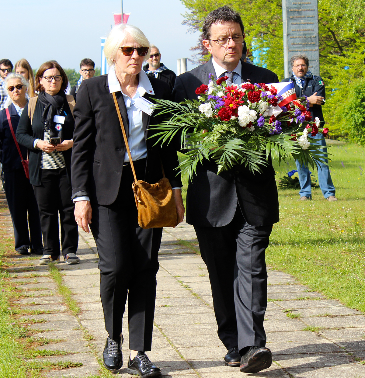 Dépot de gerbe par la vice président et le président de l'Amicale de Mauthausen
