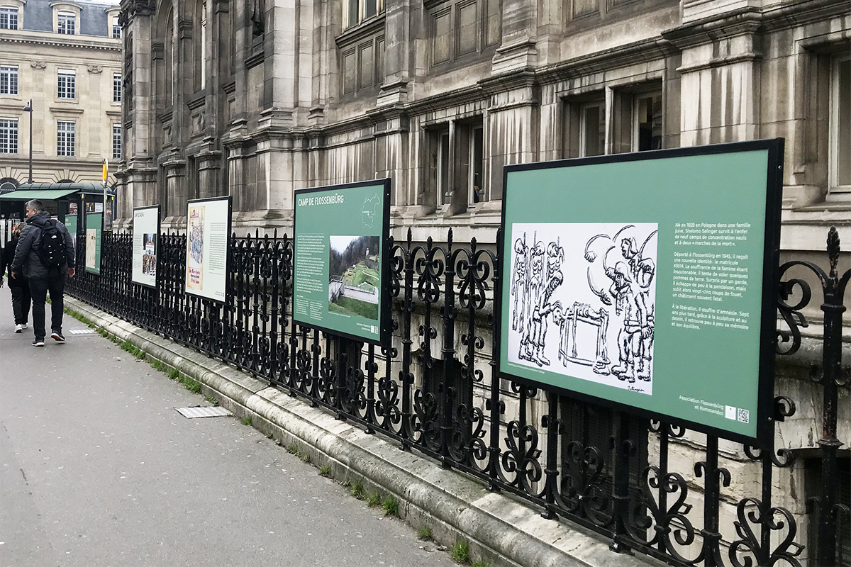 Panneaux de l'exposition Mémoire de déportations sur la grille de l'Hôtel de Ville de Paris