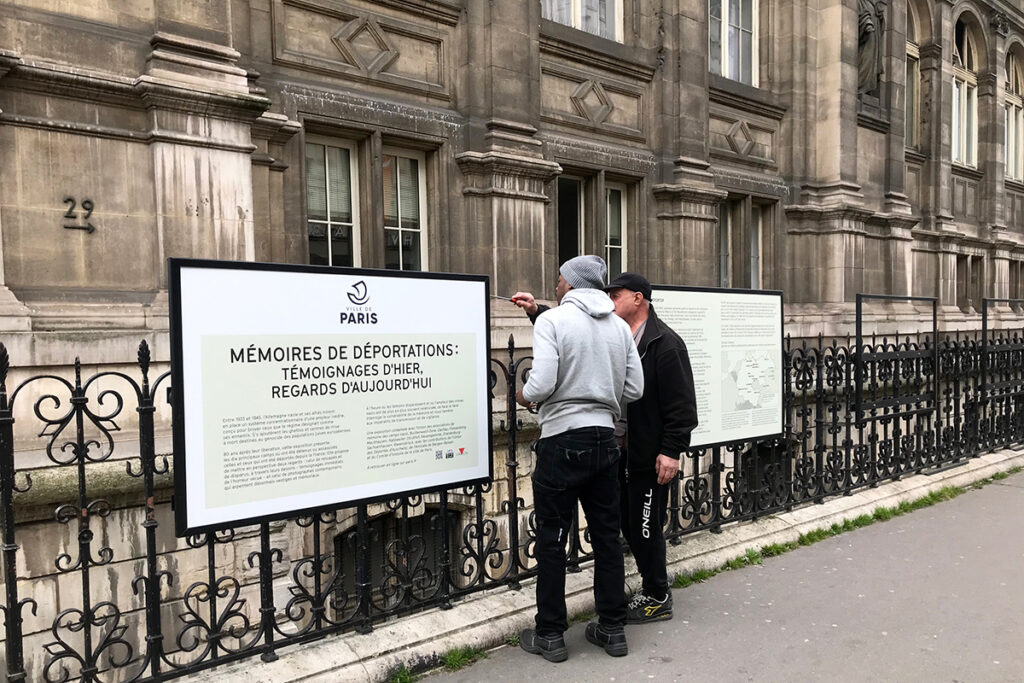 Panneaux de l'exposition Mémoires de la déportation sur les grilles de l'hôtel de ville