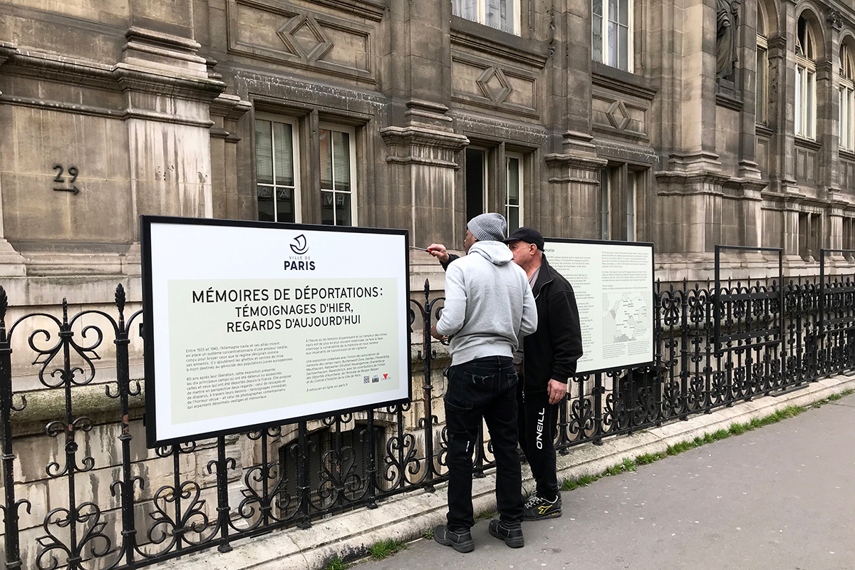 Panneaux de l'exposition Mémoires de la déportation sur les grilles de l'hôtel de ville