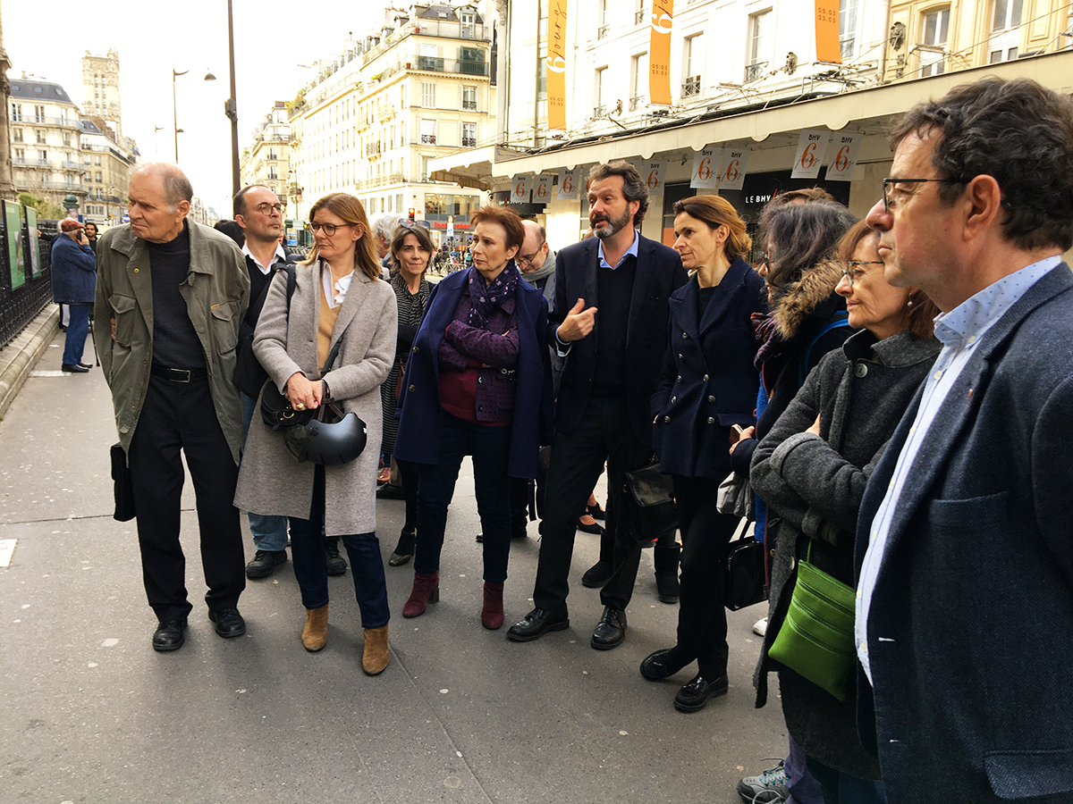 Présentation de l'exposition Mémoire de déportations sur la grille de l'Hôtel de Ville de Paris